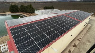 paneles solares sobre pabellón