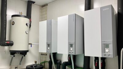 sala de calderas con un sistema de producción de ACS y calefacción